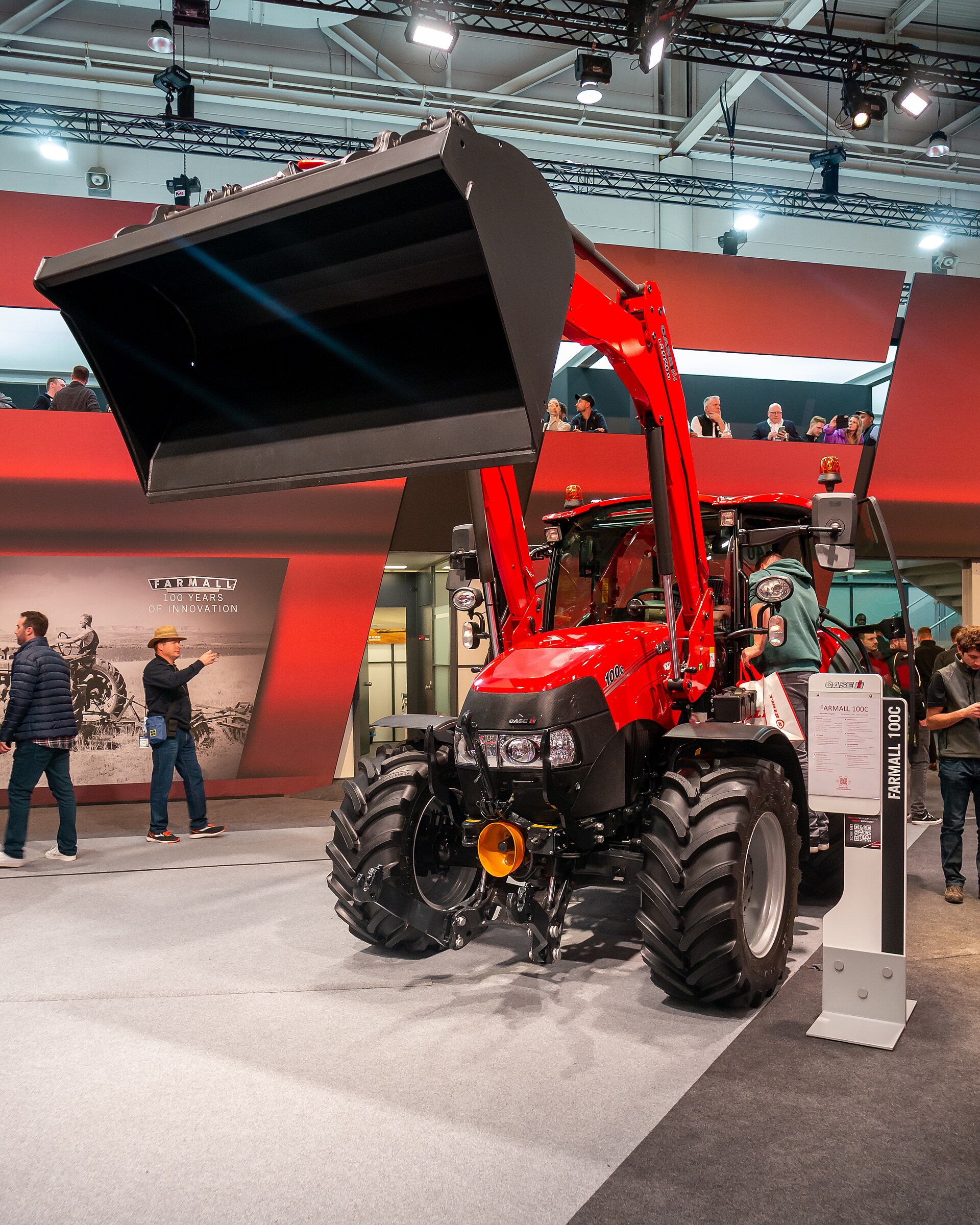 Case IH Farmall 100C med frontlastare på Agritechnica 2023; referensbild, inte bekräftad som MY’25-utförande.