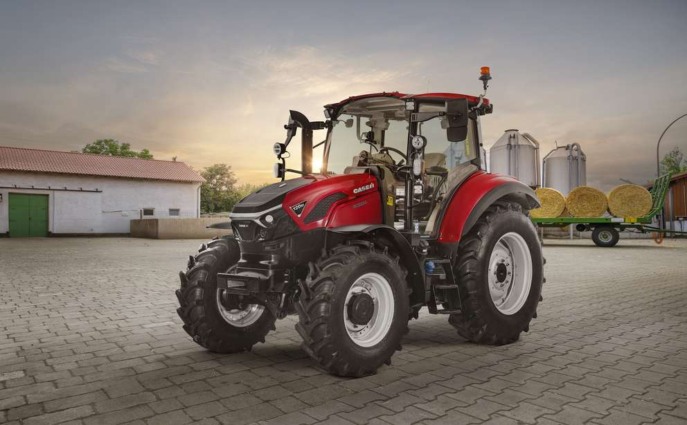 Case IH Farmall 120M med släp, använd som familjereferens för Farmall 110M; bilden visar inte 110M. Modellår och transmission fastställs inte.