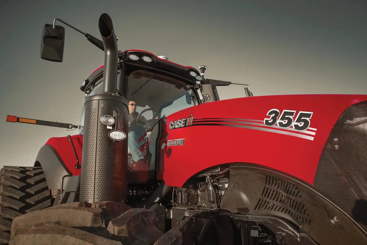 Case IH Magnum 355; 355-märkningen syns på motorhuven. Fotot fastställer inte transmission, Stage V-utförande eller europeisk marknad.