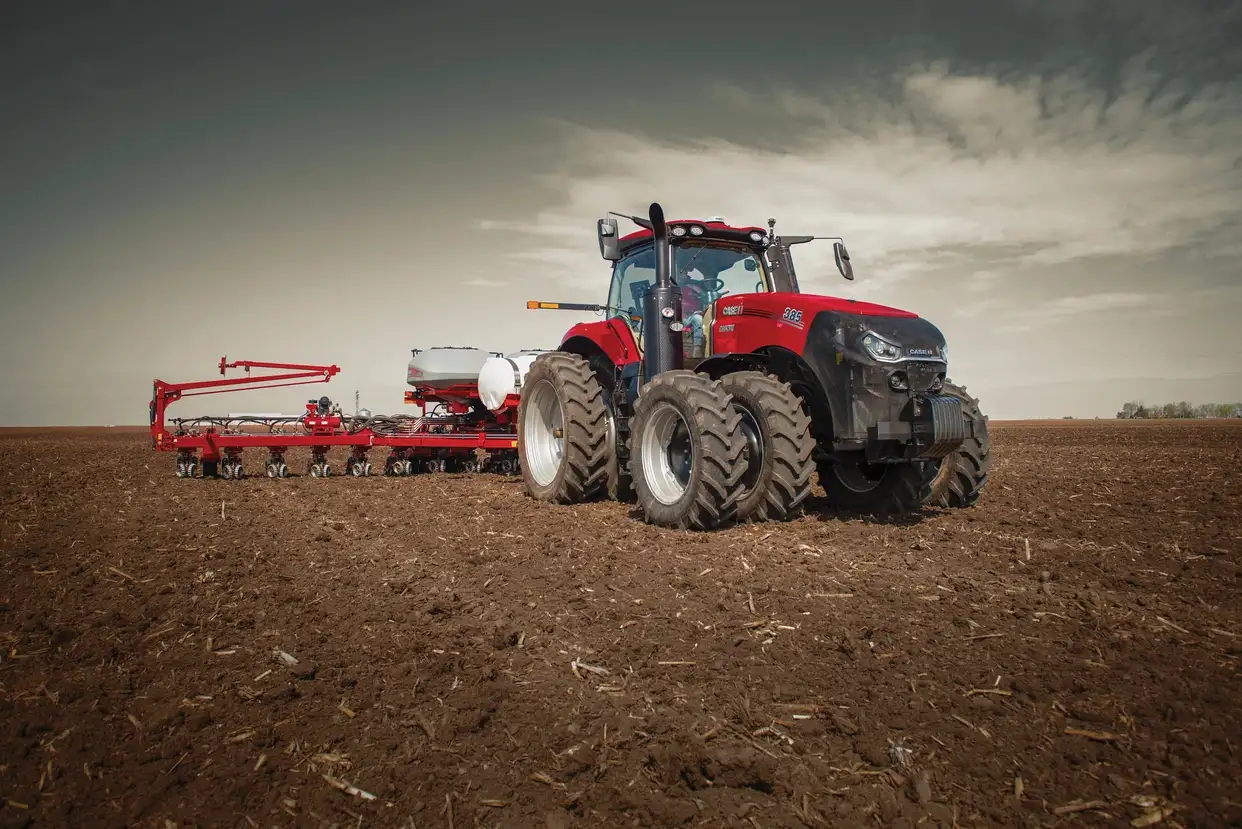 Case IH Magnum 385; 385-märkningen syns på motorhuven. Fotot fastställer inte transmission, Stage V-utförande eller europeisk marknad.