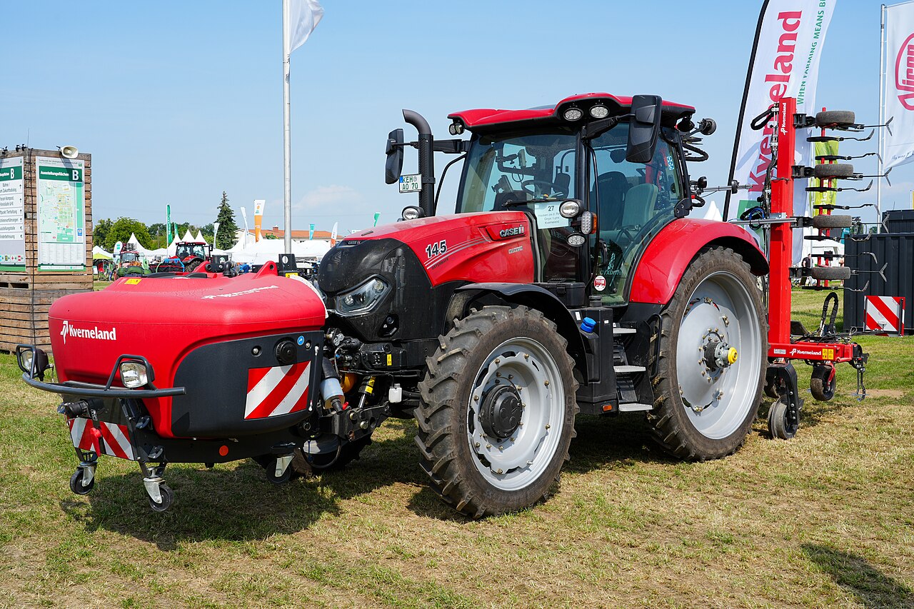 Case IH Maxxum 145 CVXDrive med synlig 145-märkning; uttryckligen familjereferens för Maxxum 145 ActiveDrive 8 Multicontroller.