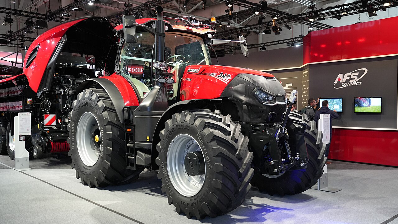 Case IH Optum 340 CVXDrive på Agritechnica 2023; 340-märkningen syns på motorhuven.