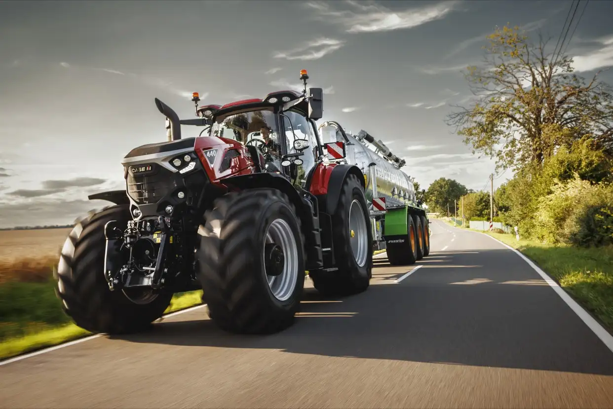 Case IH Optum 440 som familjereferens för Optum 390; bilden visar inte den exakta 390-modellen.