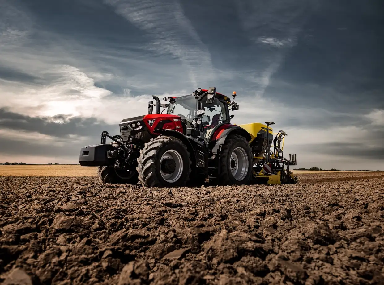 Case IH Puma 185 med såmaskin; 185-märkningen syns på motorhuven.