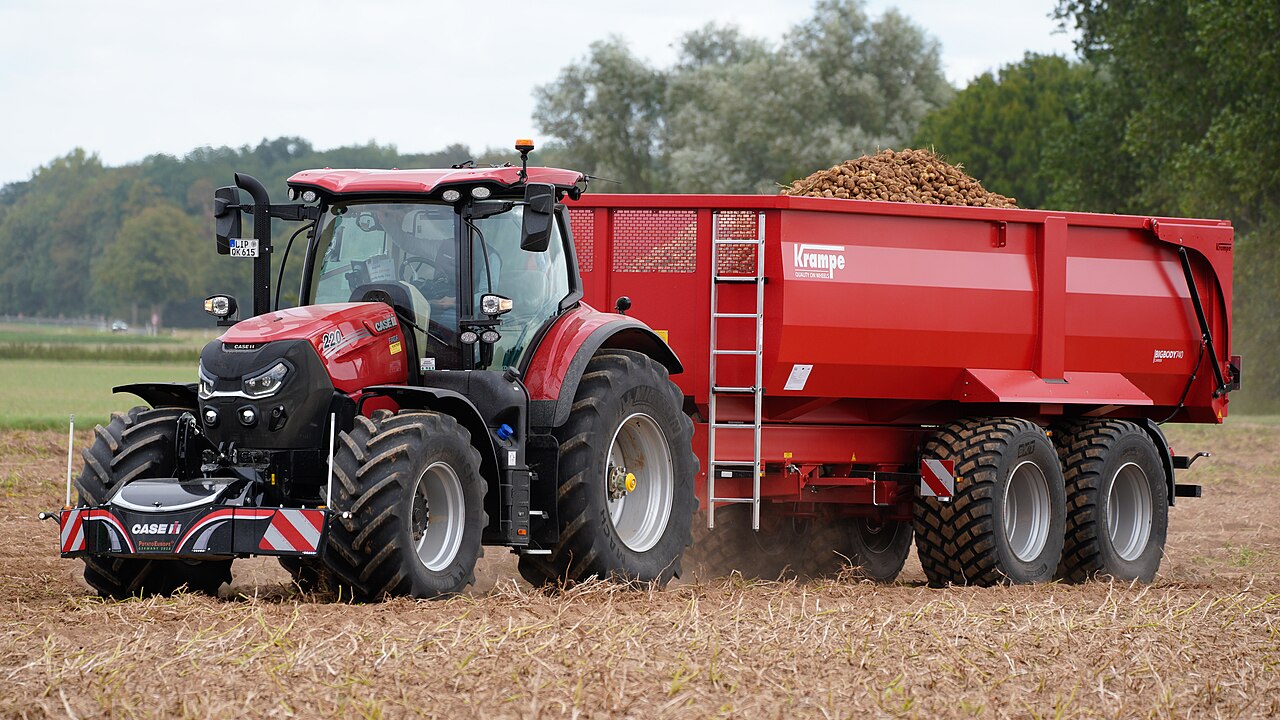 Case IH Puma 220 CVXDrive med vagn och synlig 220-märkning; familjereferens för Puma 240 Multicontroller PowerDrive, inte belägg för transmissionen.