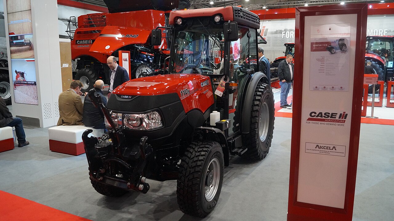Case IH Quantum 110 N fotograferad framifrån på Agritechnica 2017; en skylt bredvid traktorn visar Quantum 110 N.