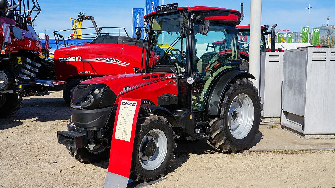 Case IH Quantum 110 F fotograferad framifrån på agra 2024; beteckningen 110 F syns på motorhuven.