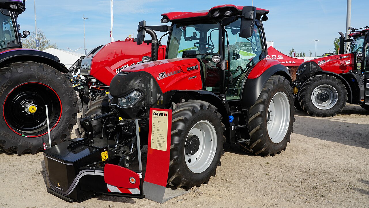 Röd Case IH Vestrum 130 MC på Agra 2024; modellbeteckningen 130 syns, men inte växellådan.