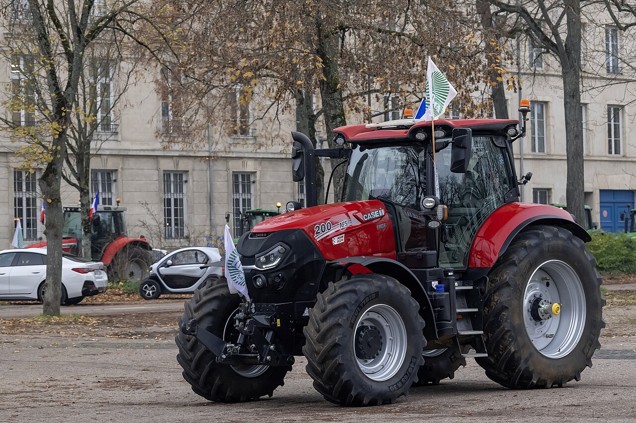 Case IH Puma 200 med synlig 200-märkning på huven vid en jordbrukardemonstration i Nancy 2023.