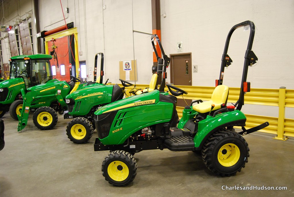 John Deere 1023E i en fabrikshall.