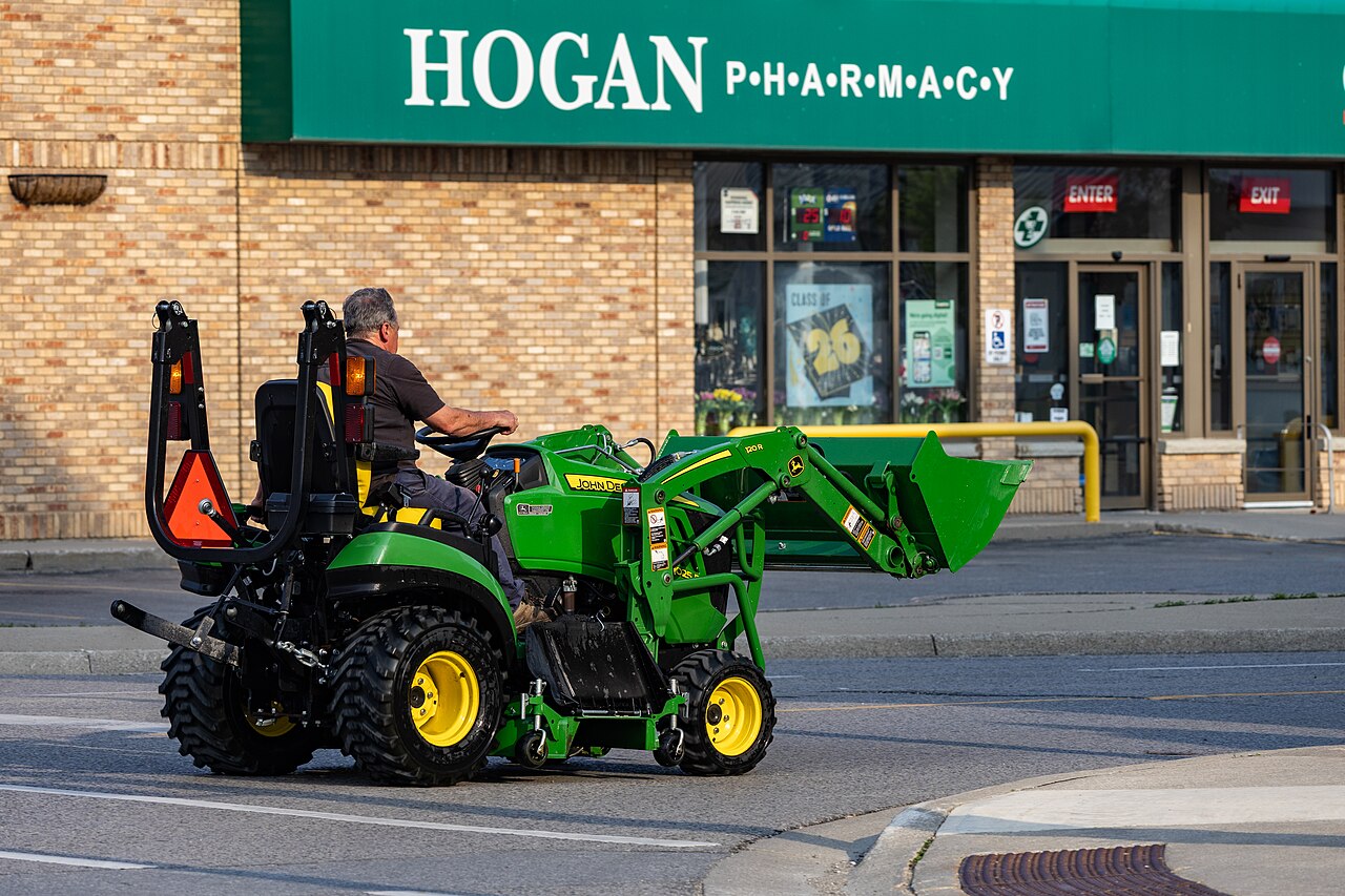 John Deere 1025R med frontlastare på en gata i Petrolia.