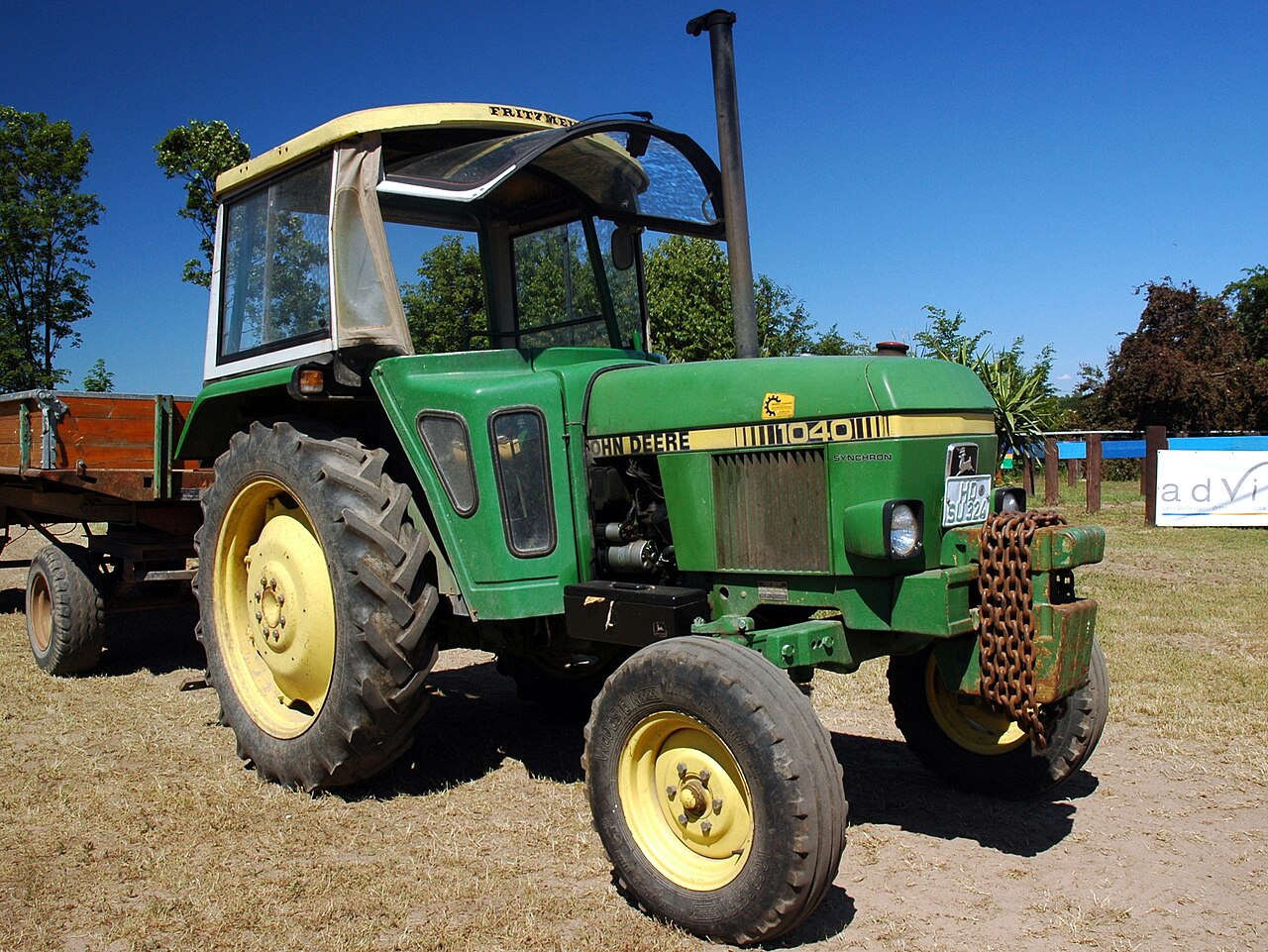 John Deere 1040 med synlig modellbeteckning.