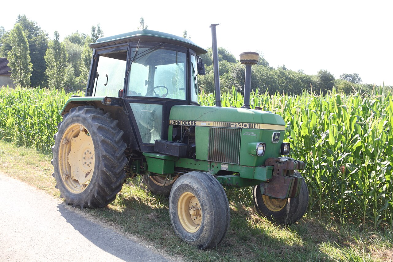 John Deere 2140 med synlig modellbeteckning.