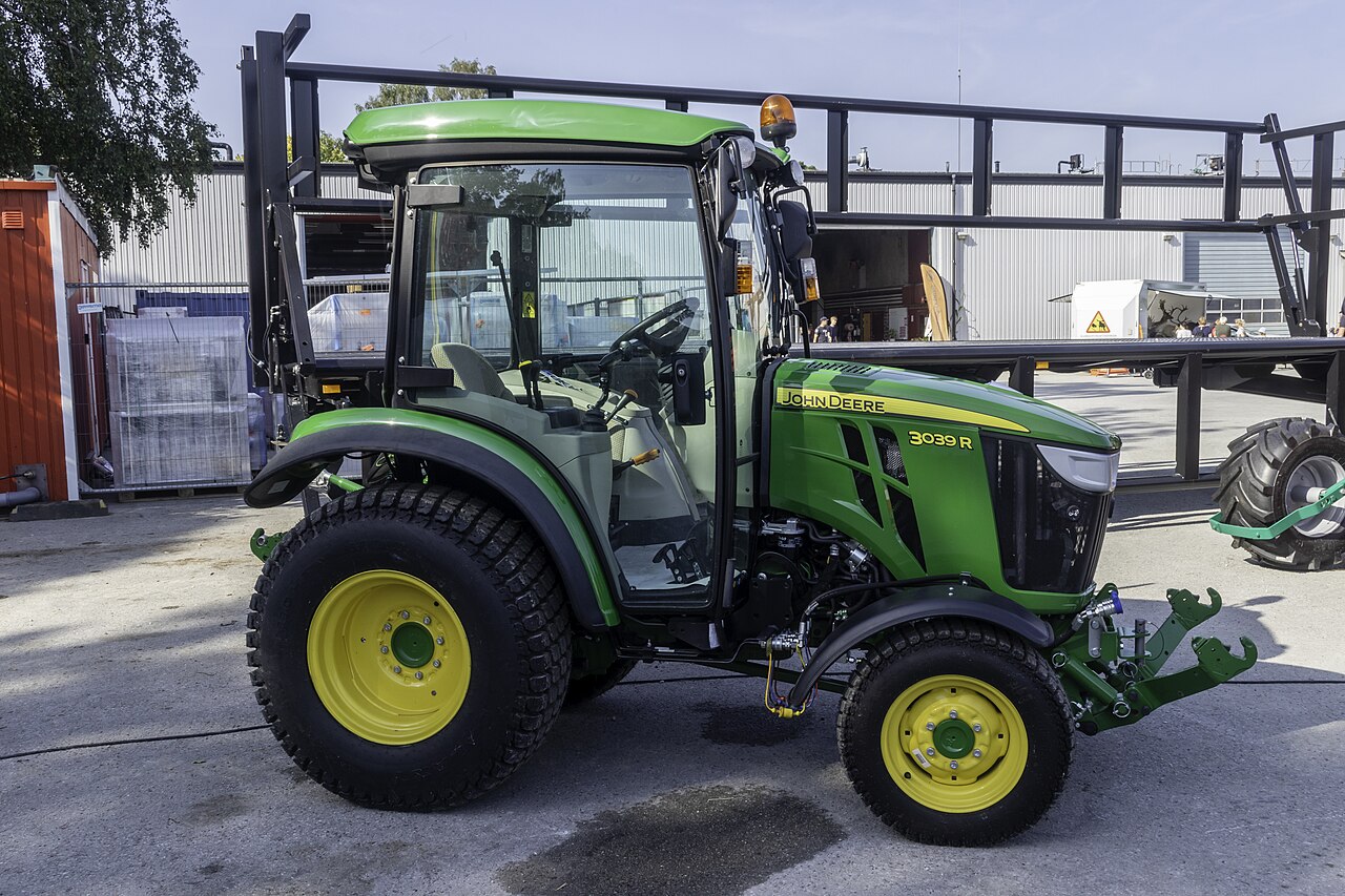 John Deere 3039R, modellfoto.