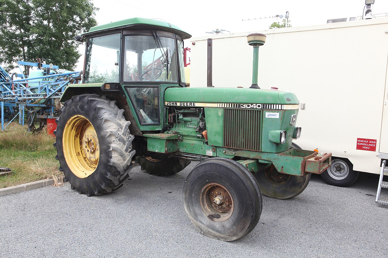John Deere 3040 med synlig modellbeteckning.