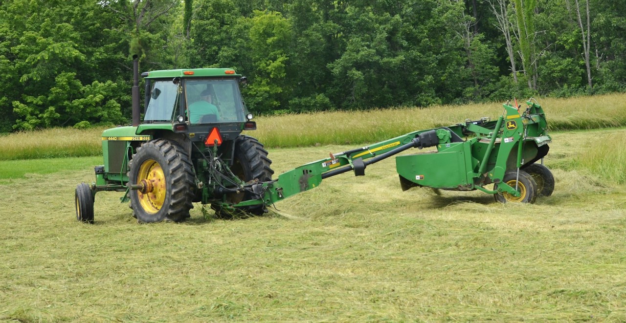 John Deere 4440 med synlig modellmärkning.