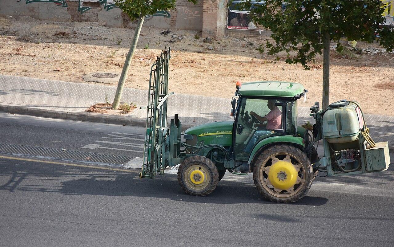 John Deere 4720 Compact Utility Tractor med bakmonterad sprututrustning.