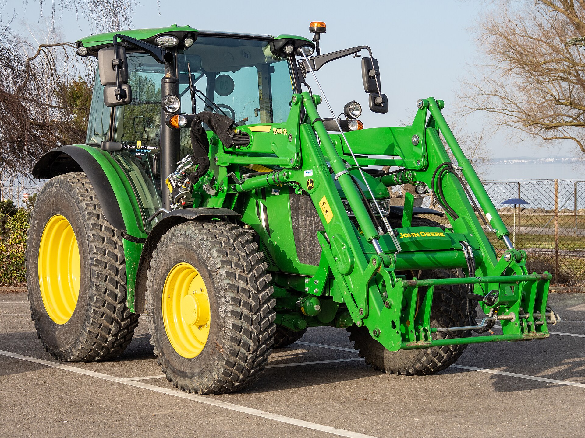 Grön John Deere-traktor med monterad 543R-frontlastare; Commons-filsidan identifierar modellen som 5100R.