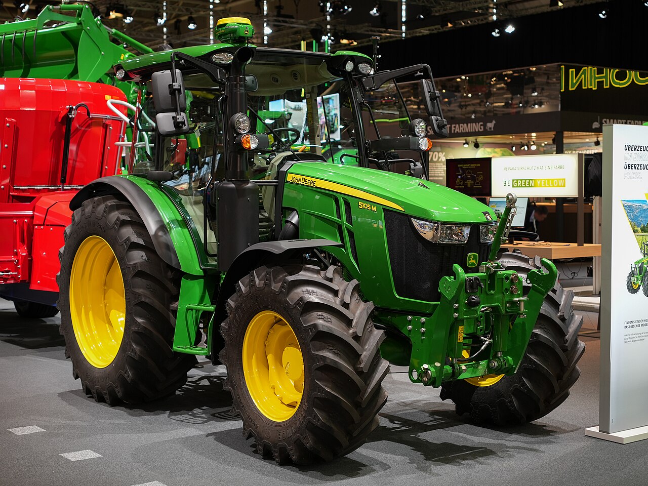 John Deere 5105M utställd på en maskinmässa.