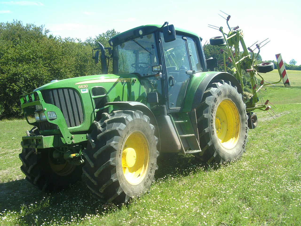 John Deere 6630 med en Claas-rotorvändare.