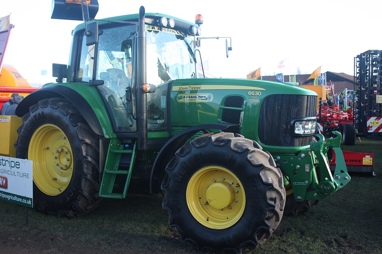 John Deere 6630 Premium med frontlyft på LAMMA-utställningen.