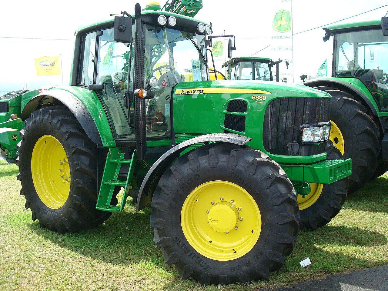 John Deere 6830 Premium på en utomhusvisning.
