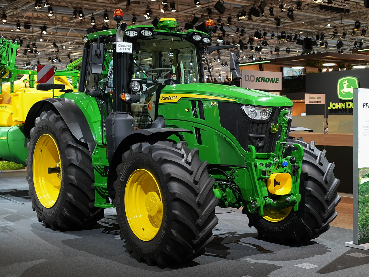 John Deere 6M 145 med en M740i-spruta på Agritechnica 2025.