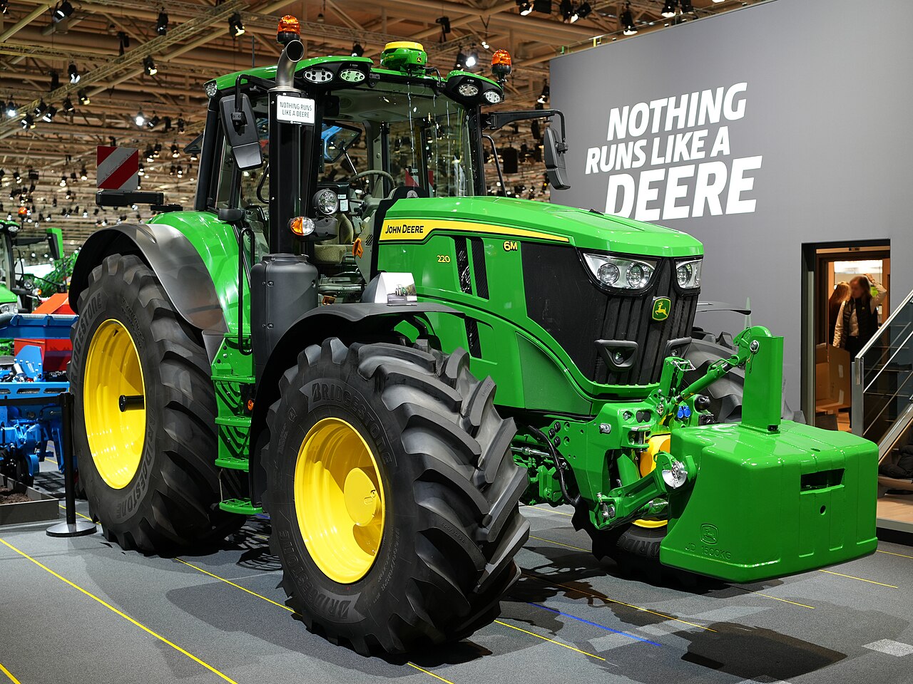John Deere 6M 220 med frontvikt på Agritechnica 2025.