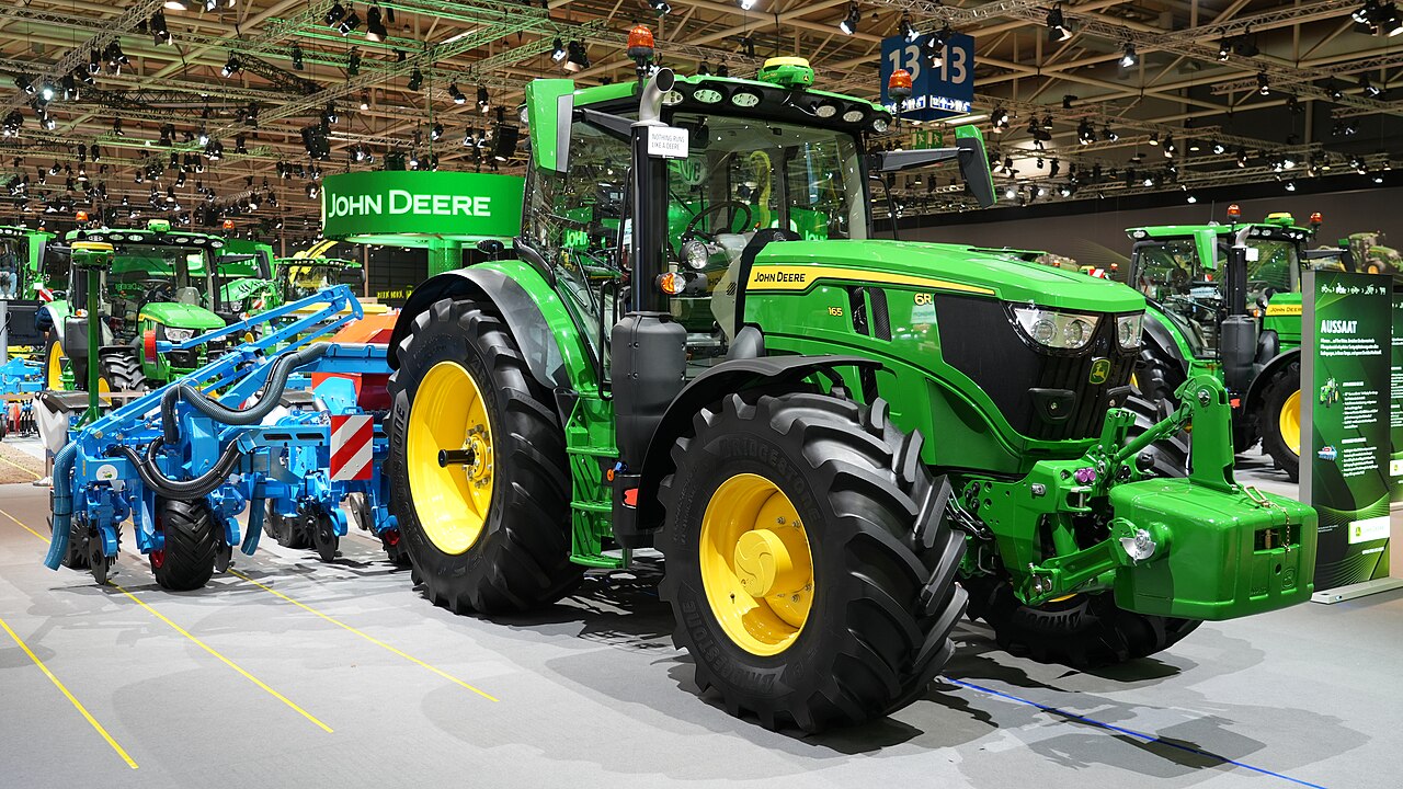 John Deere 6R 165 med såmaskin på mässa.