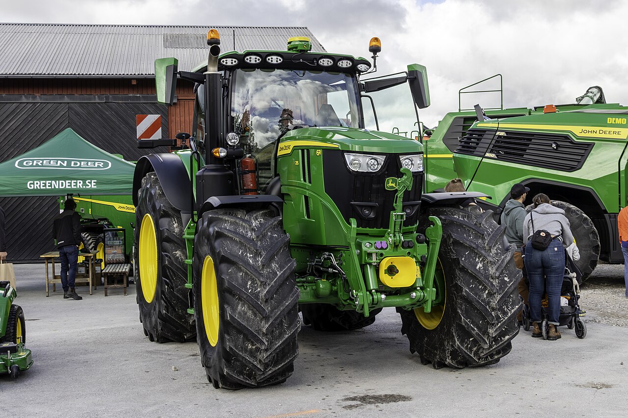 John Deere 6R 215 vid en maskinvisning på Gotland.