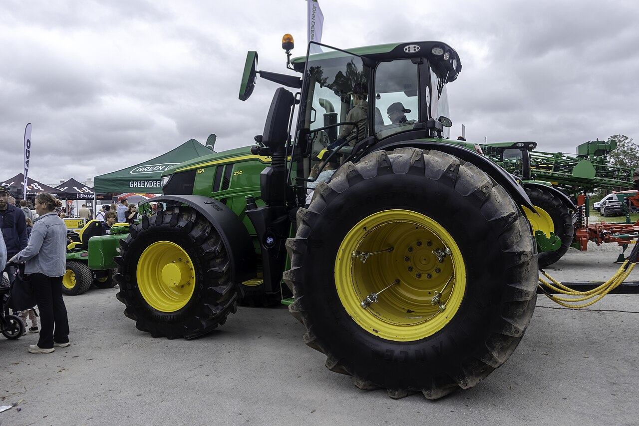 John Deere 6R 250 vid en maskinvisning på Gotland.