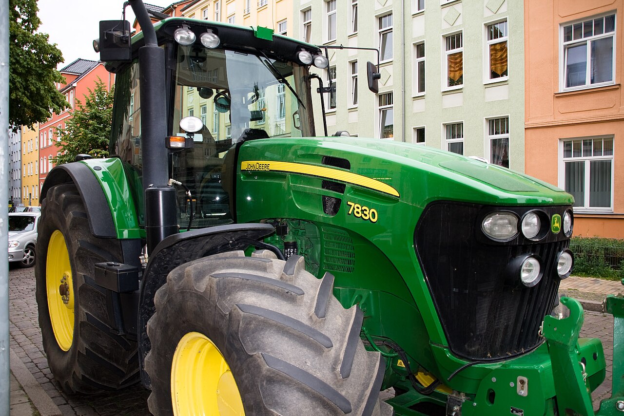 John Deere 7830 med synlig modellmärkning.