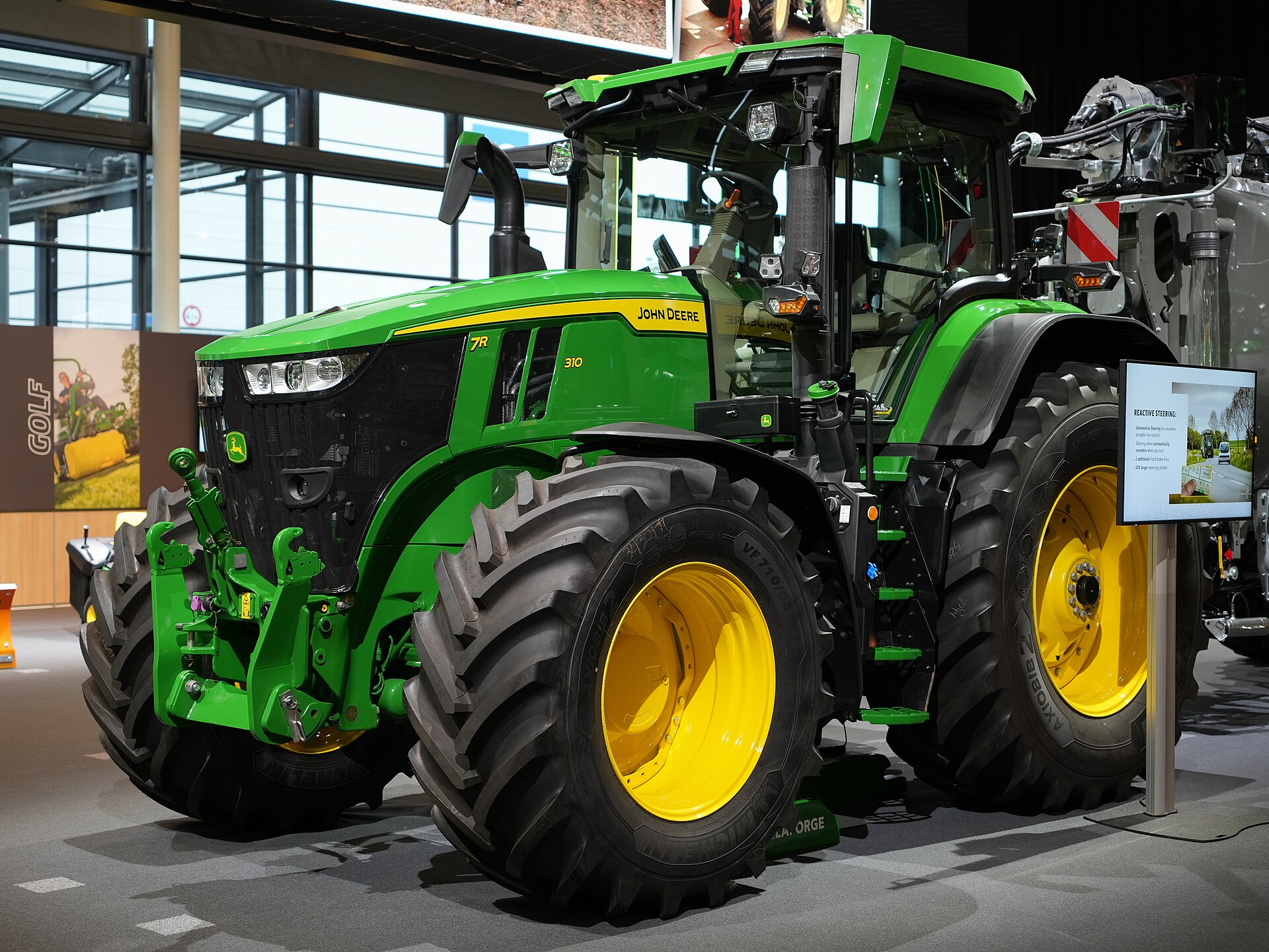 John Deere 7R 310, fotograferad snett framifrån på Agritechnica 2025.