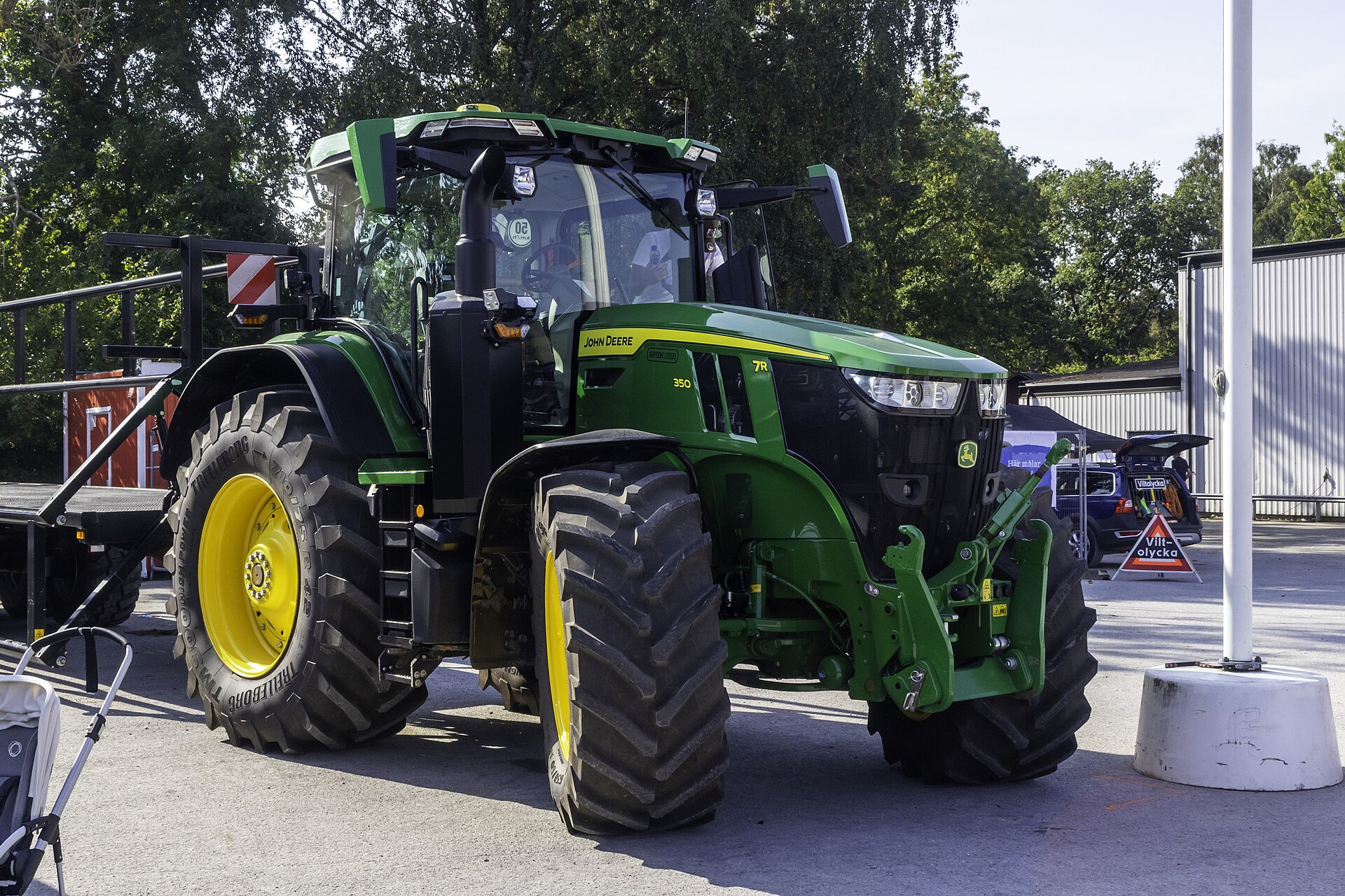John Deere 7R 350 vid Gotlands Skördefestival, sedd snett framifrån.