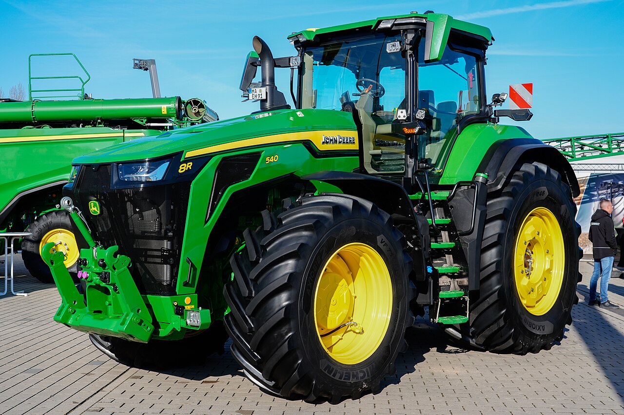 John Deere 8R 540 med synlig modellbeteckning.
