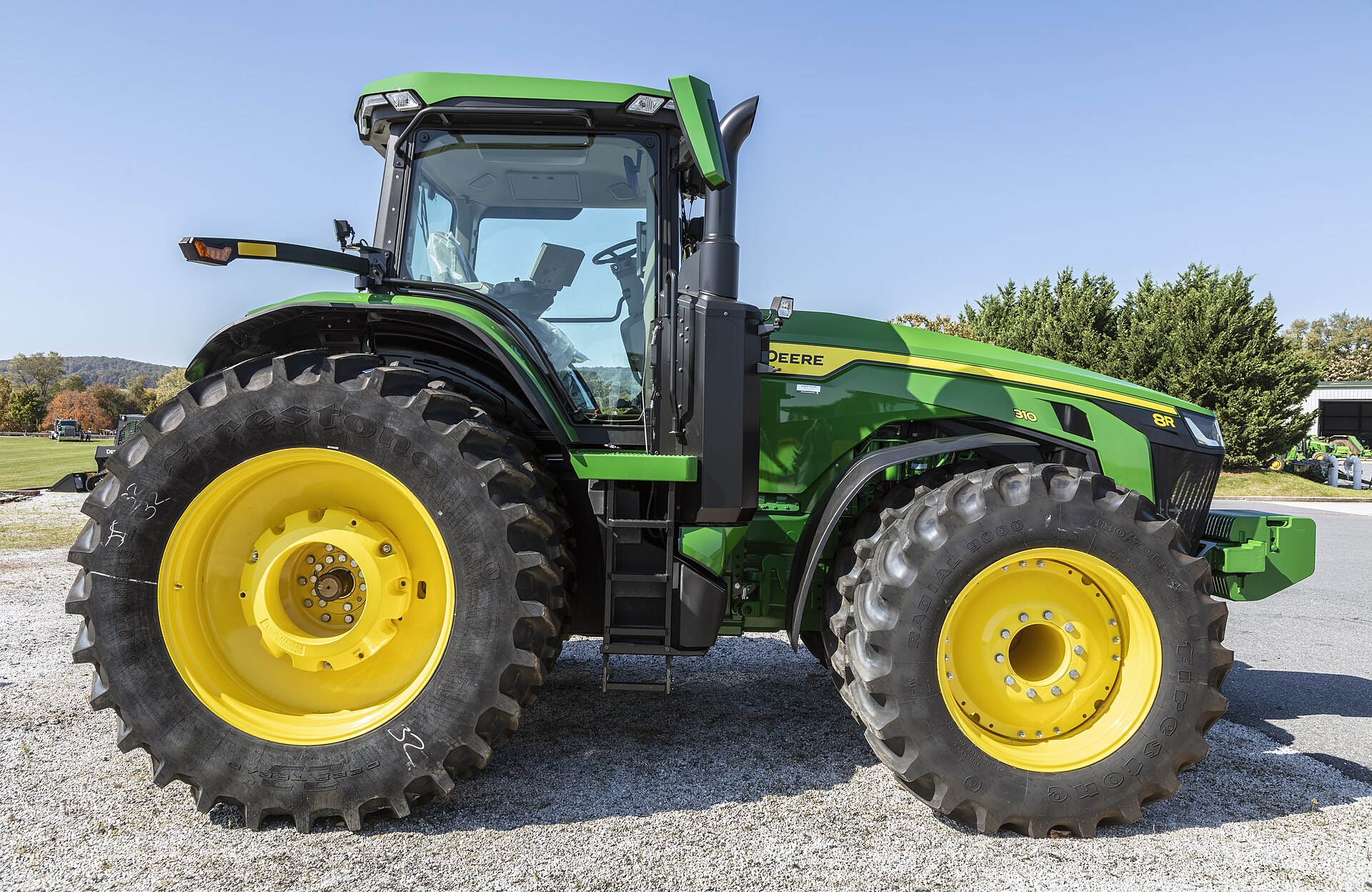 John Deere 8R 310 sedd från sidan i Frederick, Maryland.