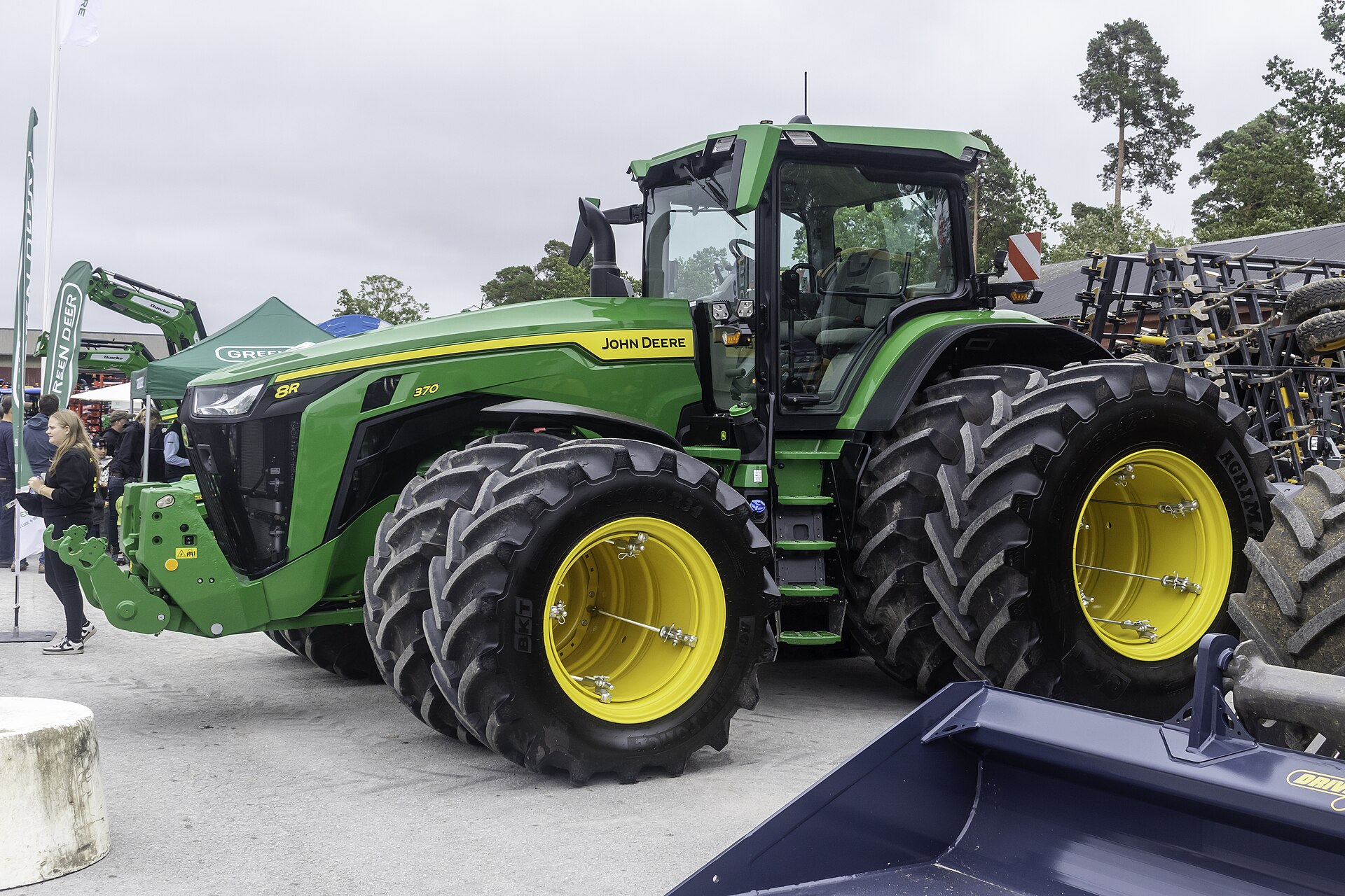 John Deere 8R 370 fotograferad snett framifrån på Gotlands Skördefestival.