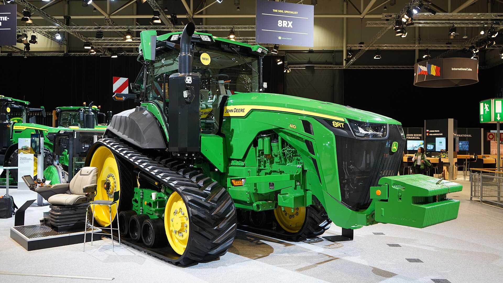 John Deere 8RT 410 med två bakre band på Agritechnica 2019; märkningen 8RT 410 syns.