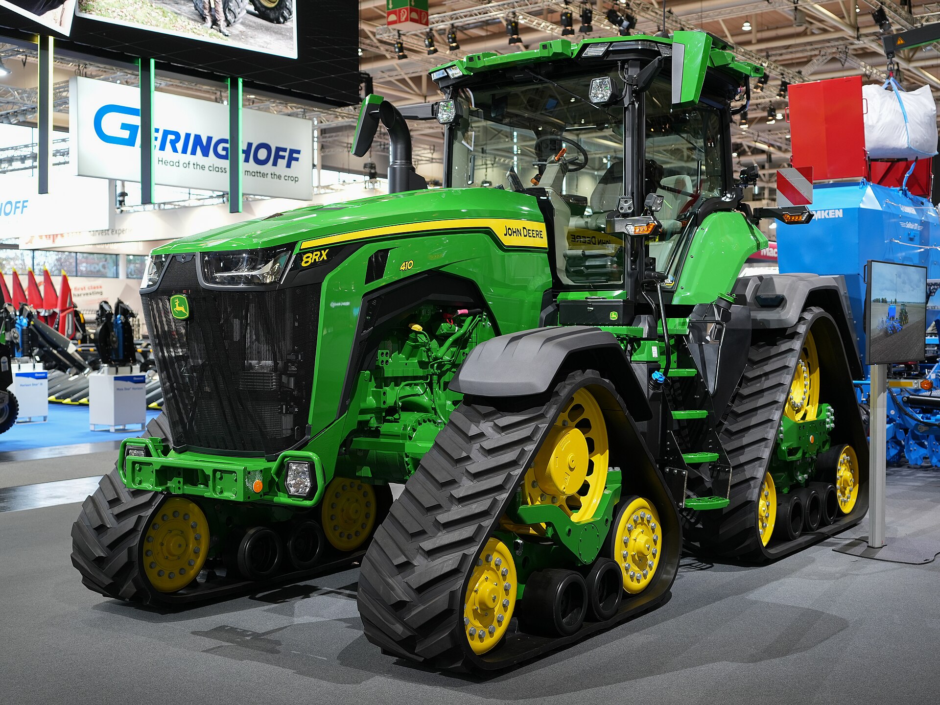 John Deere 8RX 410 på Agritechnica 2025; sidomärket 8RX 410 och fyra band syns.