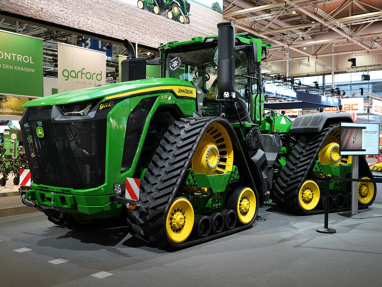 John Deere 9RX 830 med fyra larvband, fotograferad snett framifrån på Agritechnica 2025.