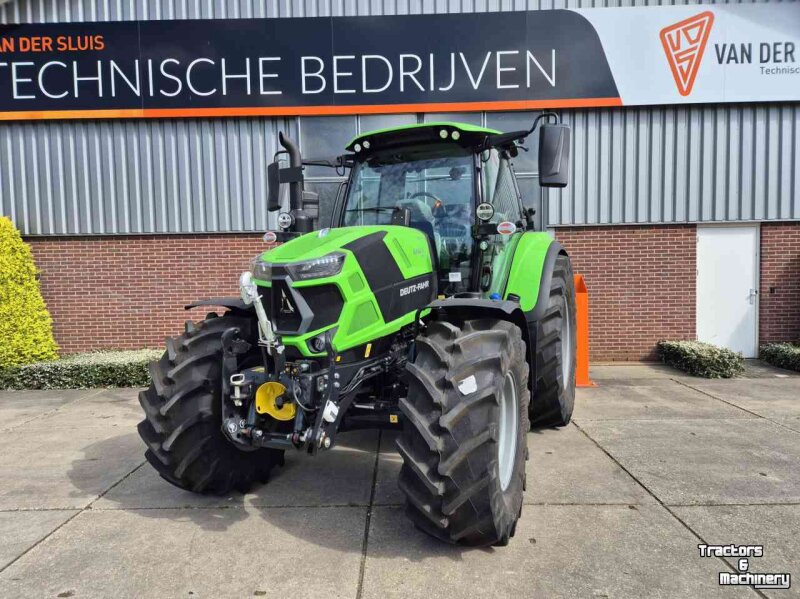Deutz-Fahr-traktor framifrån hos Van der Sluis Agri; annonserad som 6150.4 TTV.
