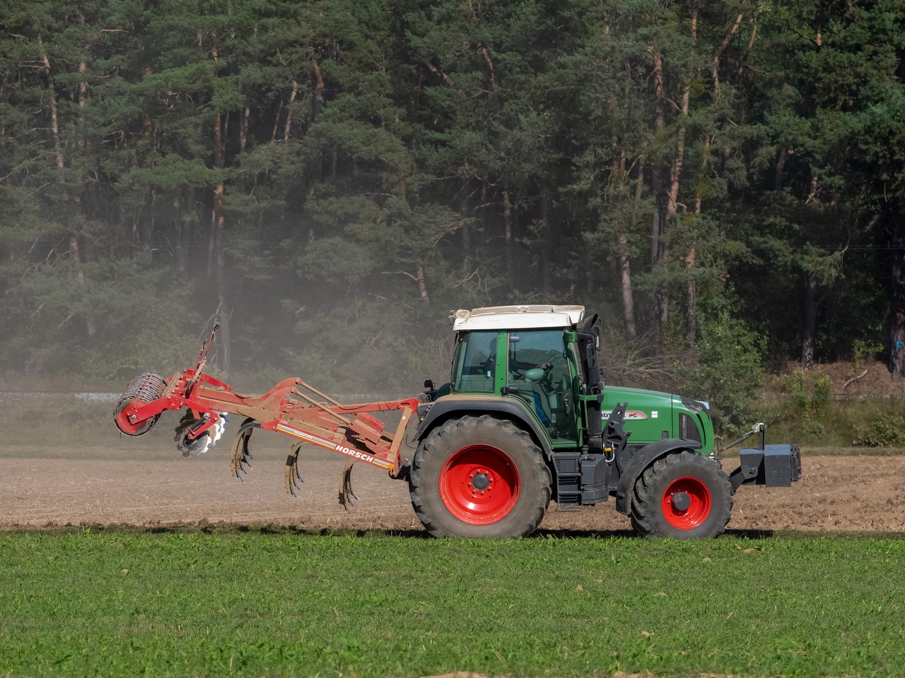 Fendt 412 Vario med Horsch Terrano 3 FX-kultivator på ett fält nära Bamberg.