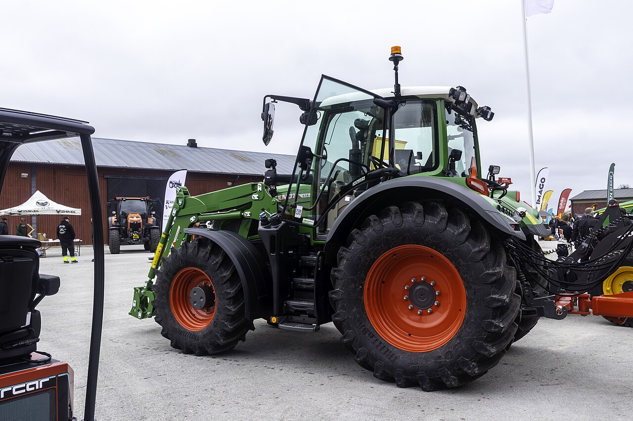 Grön Fendt 616 Vario med frontlastare, fotograferad från sidan på Gotlands Skördefestival 2025.