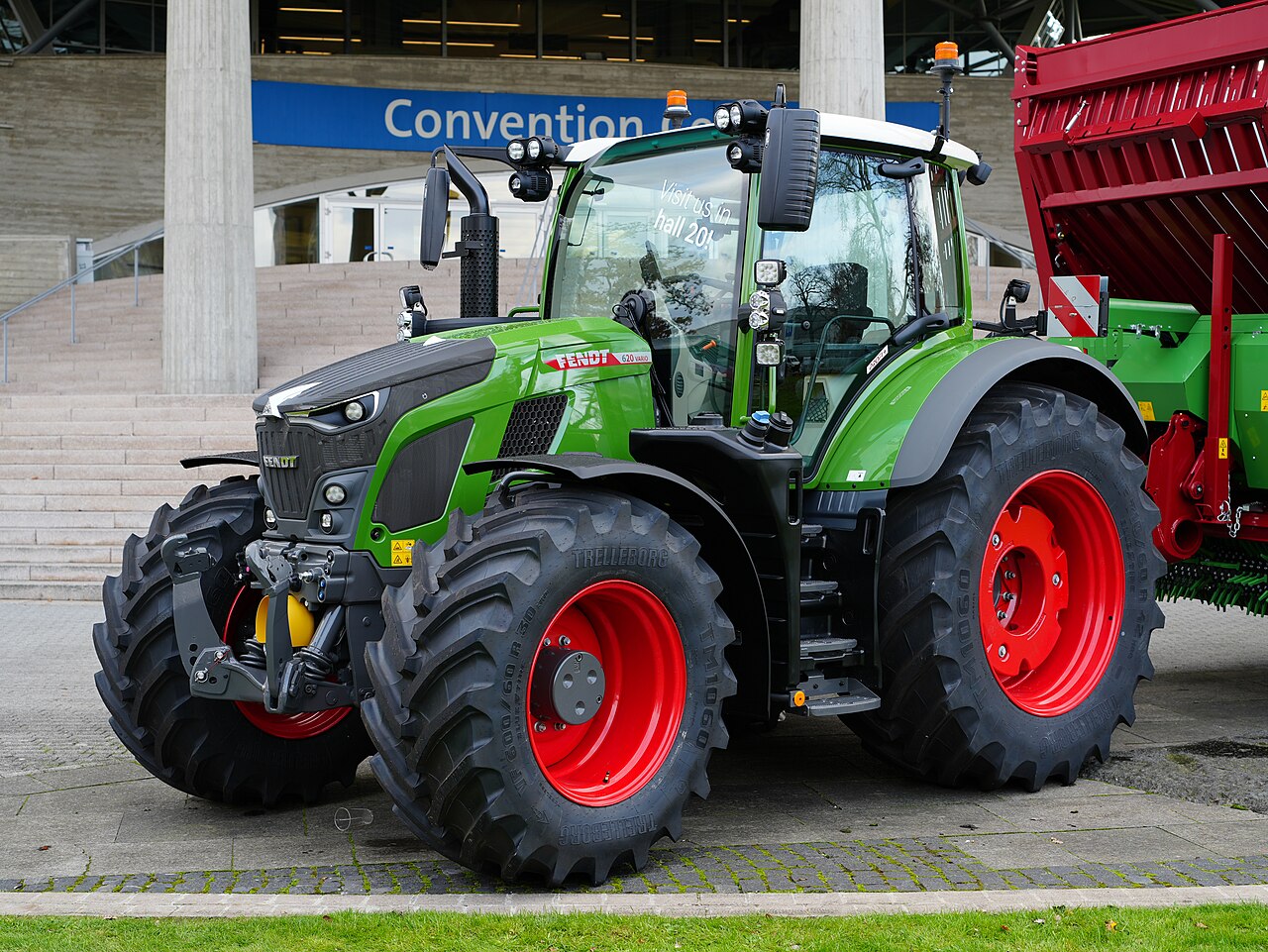 Grön Fendt 620 Vario Profi+ fotograferad snett framifrån på Agritechnica 2025.