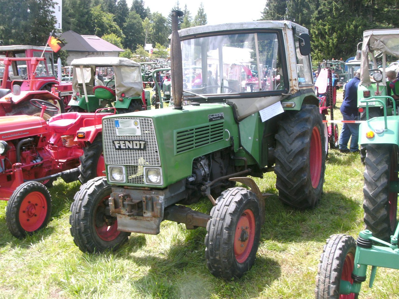 Fendt Farmer 102 S Turbomatik fotograferad från sidan; modell- och Turbomatik-emblemen syns på motorhuven.