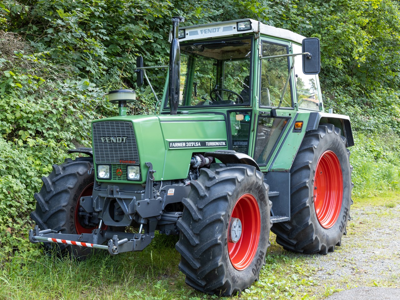 Fendt Farmer 307 LSA Turbomatik fotograferad från sidan, med modellbeteckningen tydlig på motorhuven.