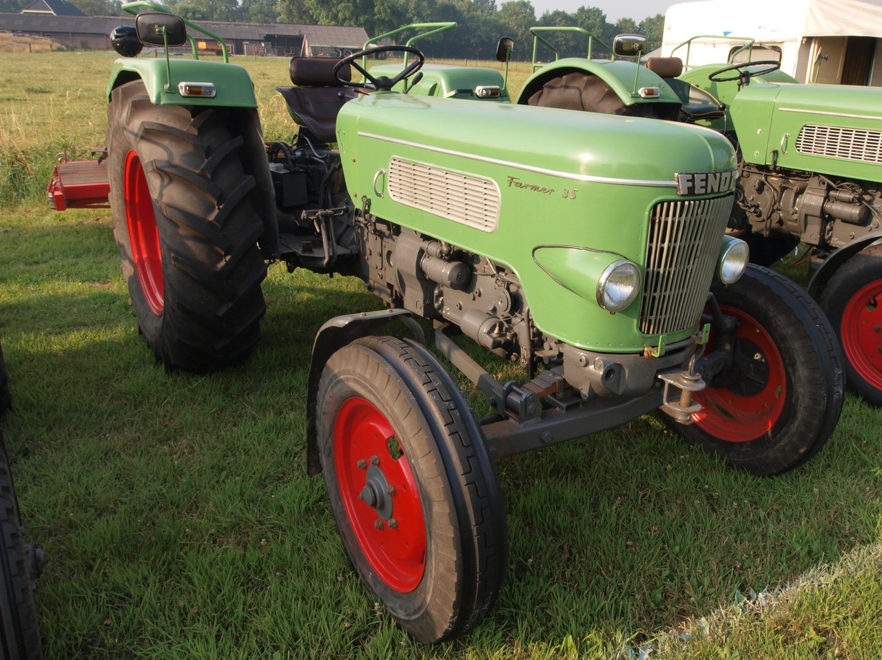 Fendt Farmer 3 S fotograferad snett framifrån, med Farmer 3S-beteckningen tydlig på motorhuven.