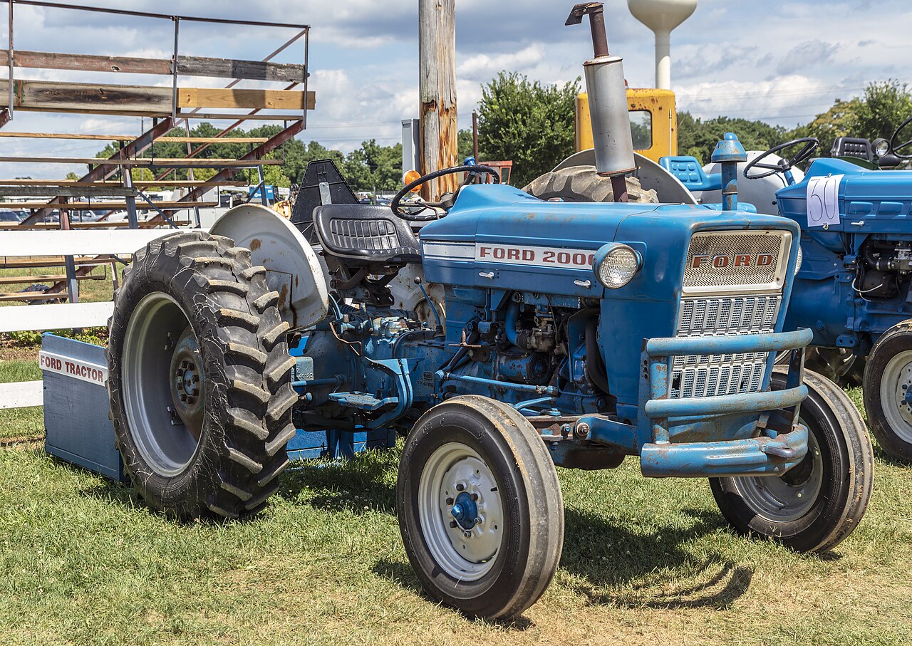 Blå Ford 2000-traktor sedd snett framifrån; FORD 2000-märkningen syns på motorhuven.