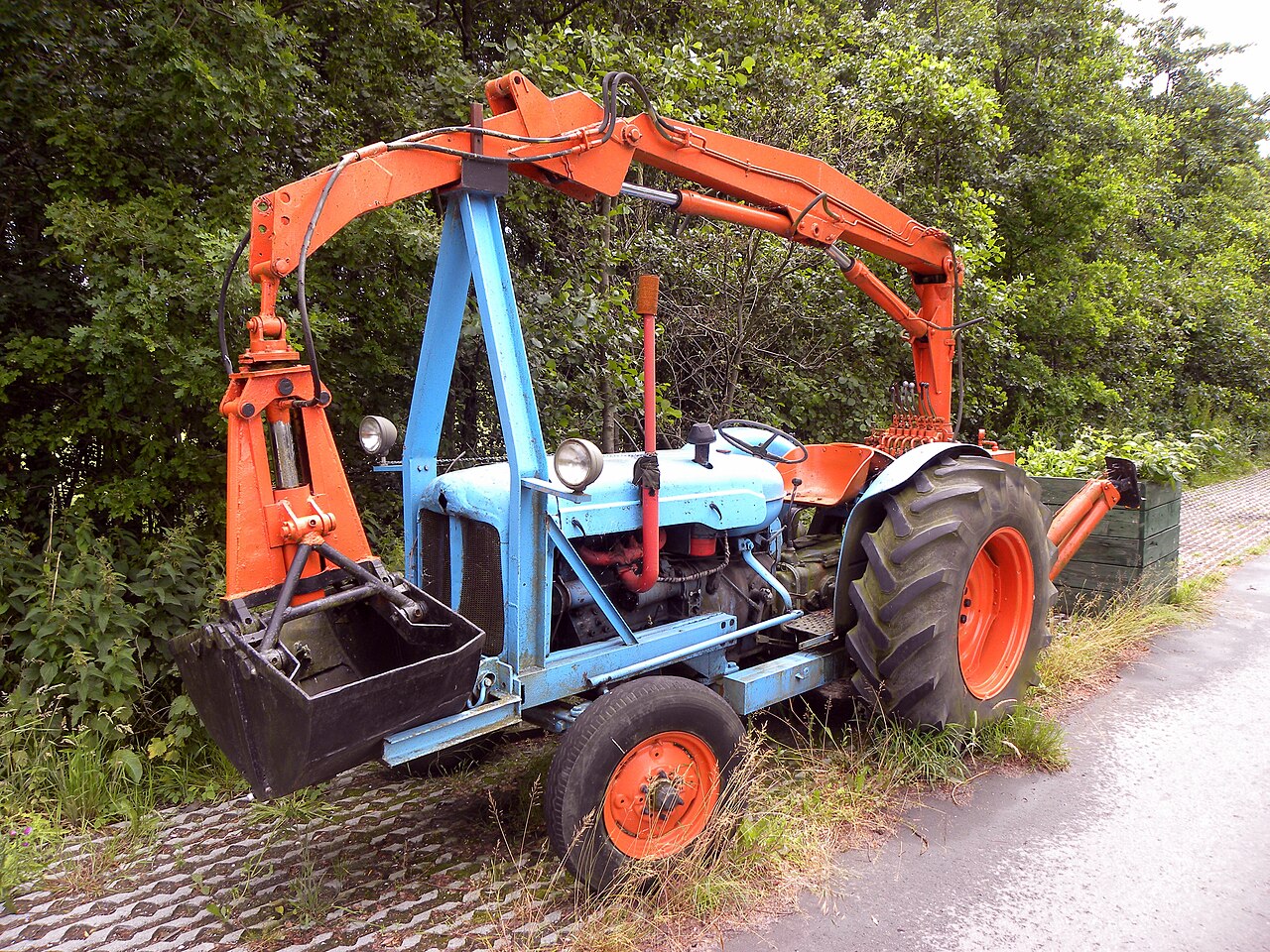 Fordson Super Major med frontlastare; ingen modellmärkning är tydligt läsbar.