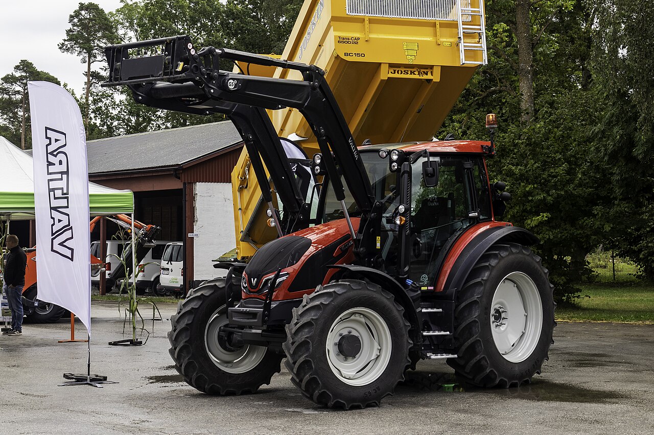 Valtra G135 fotograferad på Gotlands Skördefestival